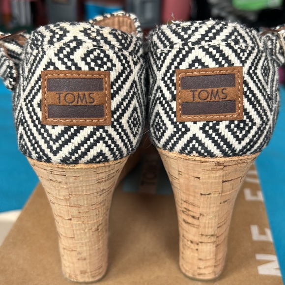 TOMS women strappy wedge black woven diamond EUC size 8 - Picture 3 of 5